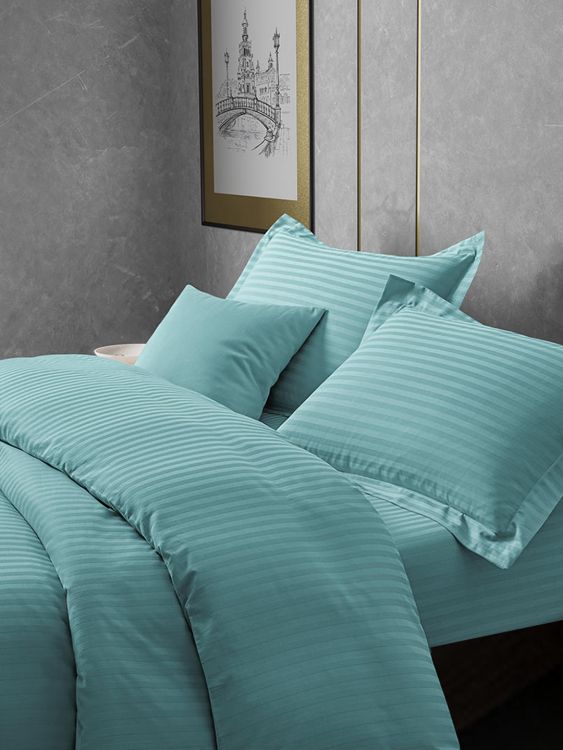 Постельное белье сатин страйп с простыней на резинке в подарочной упаковке - Лазурный