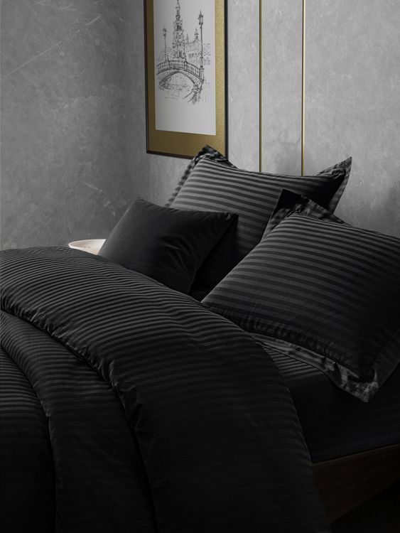 Постельное белье сатин страйп с простыней на резинке в подарочной упаковке - Черный