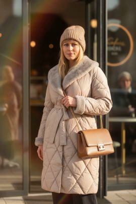 Стеганое пальто с меховой отделкой арт. 23153